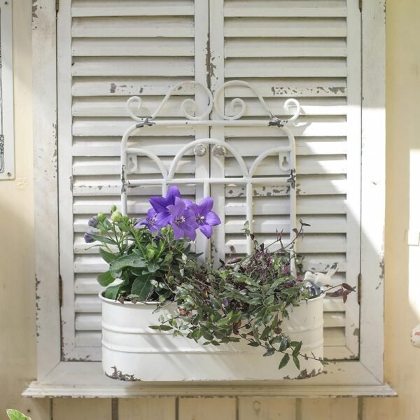 Vintage Rustic Wall Planter Distressed Decor Iron Hanging Plant Basket Shabby Metal Wall Mounted Flower Holder Pot Stand for Indoor Outdoor Home Balcony Patio Farmhouse Garden Decorative White